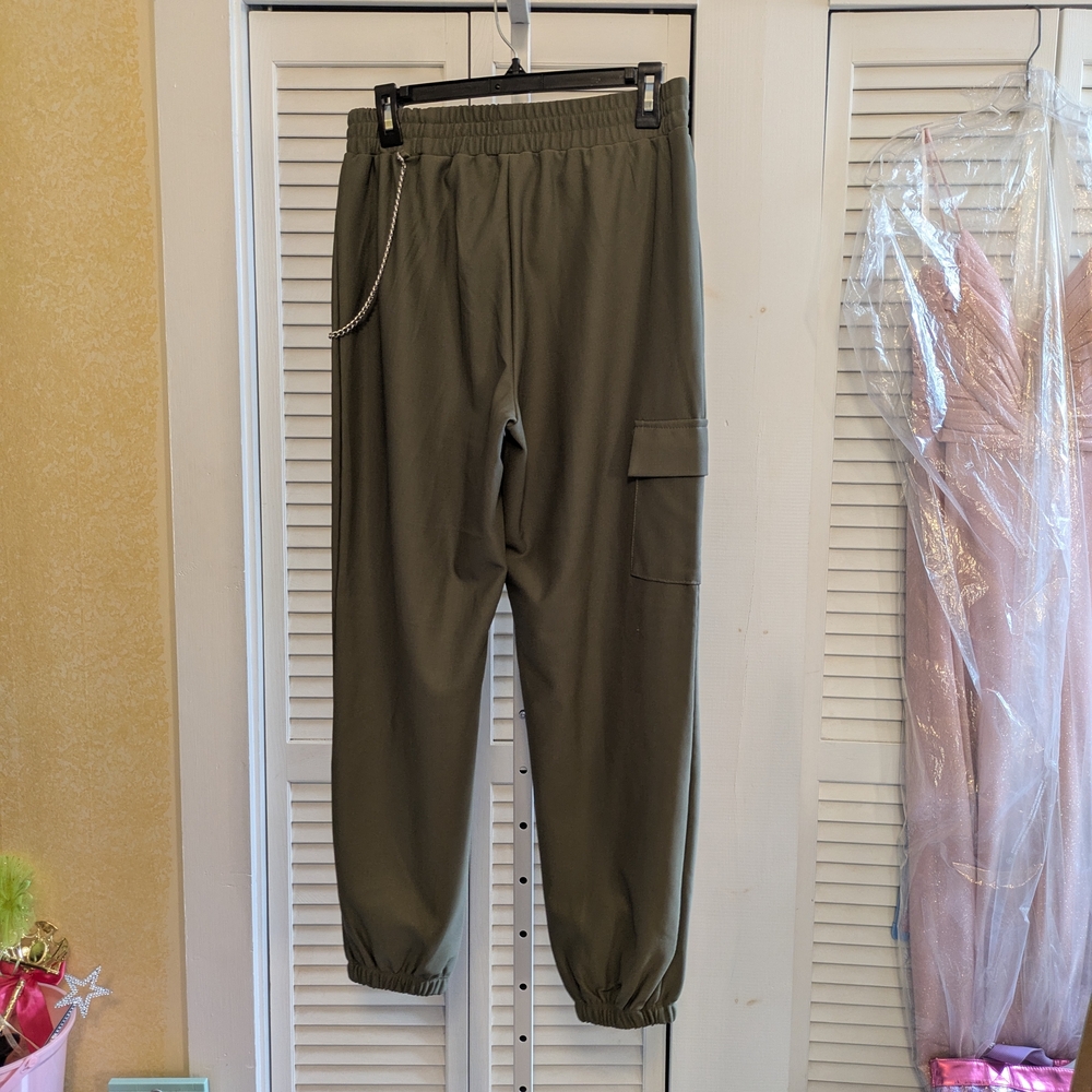 Rue21 Olive Green Ribbed Cargo Joggers with Silver Chain – Size Large - Picture 3 of 6